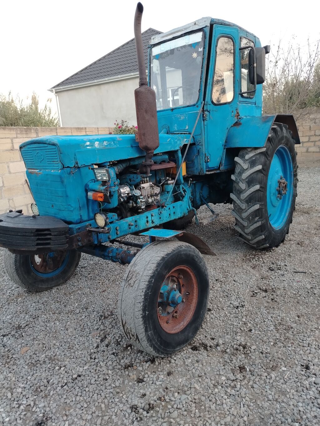 MTZ tipli mavi rəngli təkərli traktor - Güclü dizel mühərriki, ön — Traktorlar, Bərdə