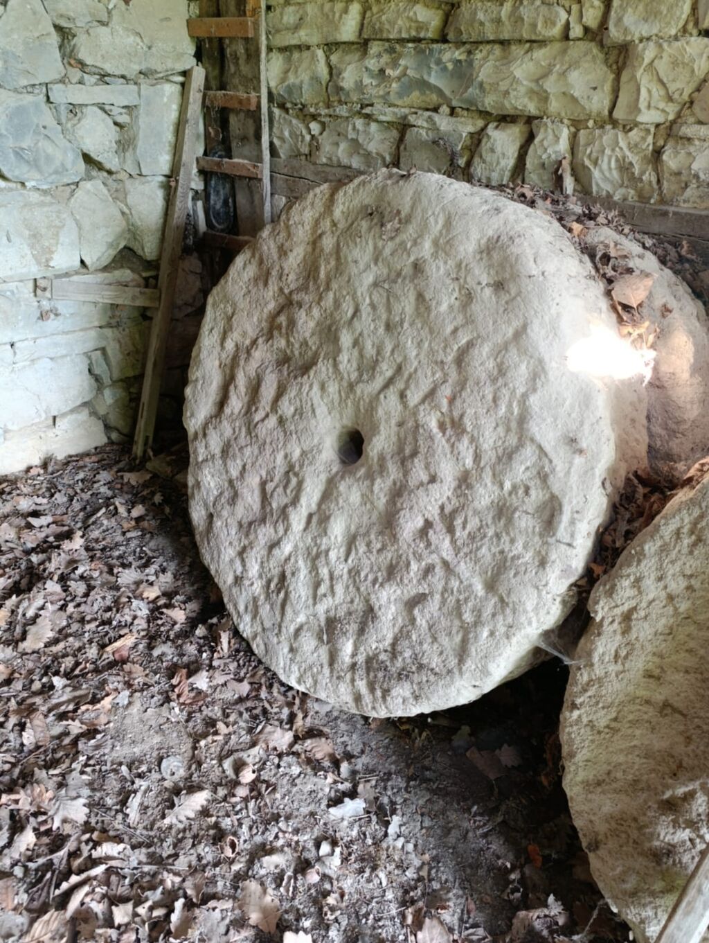 Məhsul: Təbii daş dəyirman daşları (çəkiclə yonulmuş, mərkəzində ox — Mallar, Quba (3)
