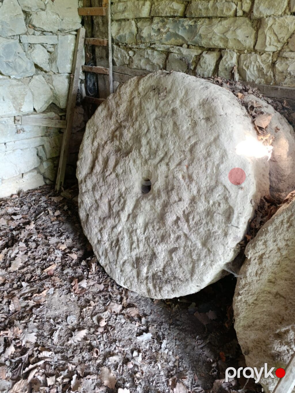 Məhsul: Təbii daş dəyirman daşları (çəkiclə yonulmuş, mərkəzində ox — Təmir və inşaat, Quba (3)