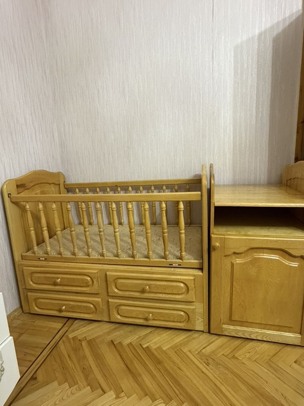 Uşaq beşiyi və komodlu masa dəsti - Material: təbii ağac, açıq palıd — Mebel, Bakı