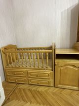Uşaq beşiyi və komodlu masa dəsti - Material: təbii ağac, açıq palıd — Mebel