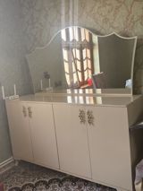 Ağ rəngli güzgülü konsol/komod - Klassik dizaynlı, dalğavari konturlu — Furniture