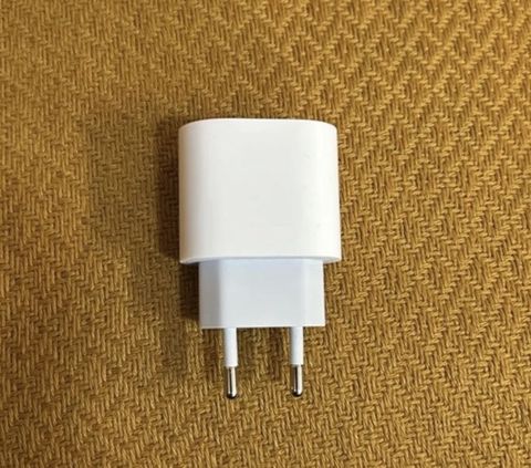 Apple 20W USB‑C enerji adapteri. Kompakt və yüngül dizayna malik şarj — Bakı