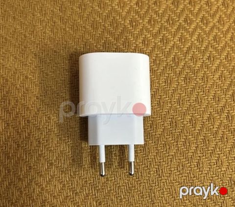 Apple 20W USB‑C enerji adapteri. Kompakt və yüngül dizayna malik şarj — Bakı