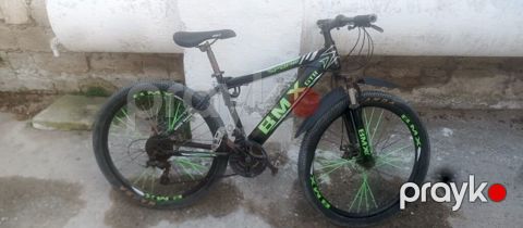 Salam velosiped yaxsi veziyyetdedi pastlari var sekilde gorsenir ona