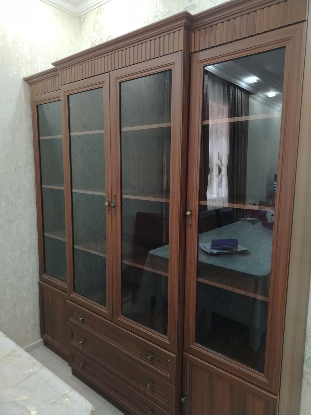 Klassik tərzli vitrin/dolap - Material: taxta əsaslı korpus, qoz — Mallar, Digah (2)