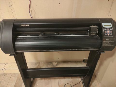 Plotter kəsim aparatı. Vinil, fleks və sair materialları kəsir. Az
