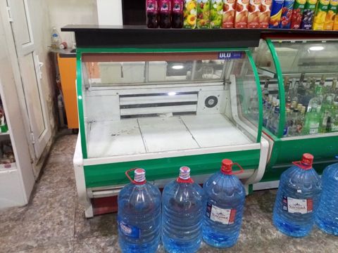 Vitrin tipli soyuducu satış vitrini. Yaşıl-ağ rəngli korpusa — Digah