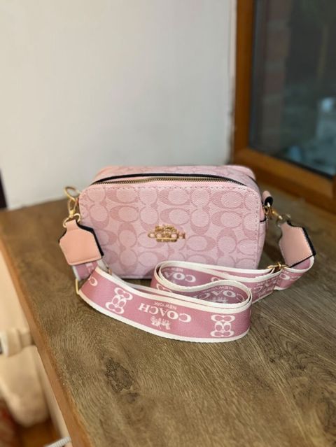 Coach pink istifadə olunmayıb - 1/1 modeldir. Keyfiyyəti yüksəkdir — Şəki