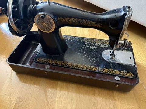 Klassik mexaniki tikiş maşını satılır. Qara metal gövdəyə malikdir və — Bakı