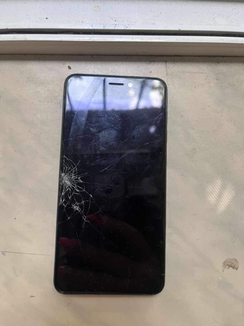 Bir paket köhnə mobil telefonlar - Sensorlu smartfon: qara rəng, ön — Elektronika, Xırdalan