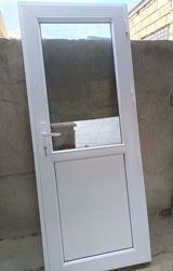 Ağ rəngli plastik qapı satılır. Qapının yuxarı hissəsi şəffaf şüşəli — Turay