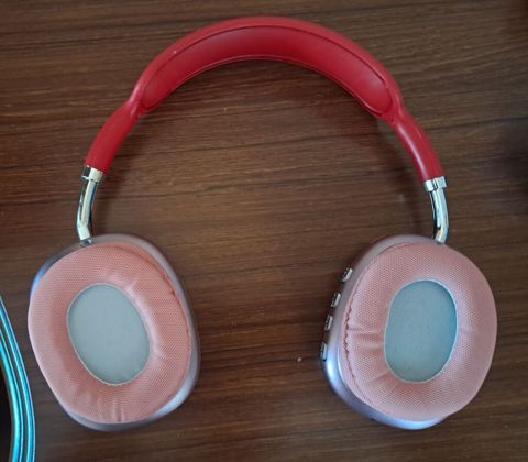 Qulaqlıq – naqilsiz over‑ear model - Rəng: qırmızı başlıq, çəhrayı — Bakı