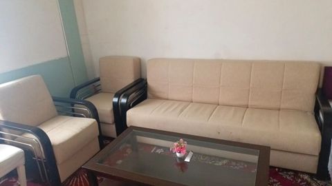 Divan 2 kreslo ve qarşısındakı jurnal masa satılır 170 manata divan — Bakı