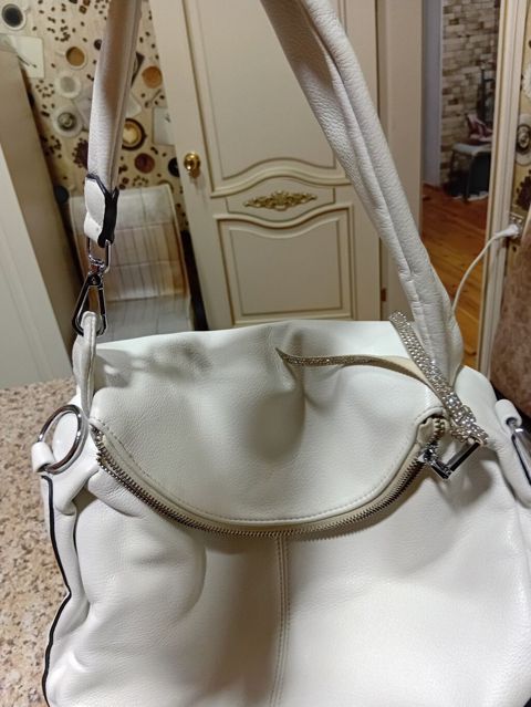 Dəridir.Ağ rəngli qadın çantası. Yumşaq teksturalı materialdan — Bakı