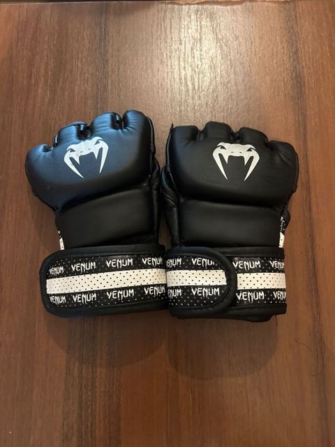 Venum MMA barmaqsız döyüş əlcəkləri - Rəng: qara, ağ Venum loqosu — Bakı