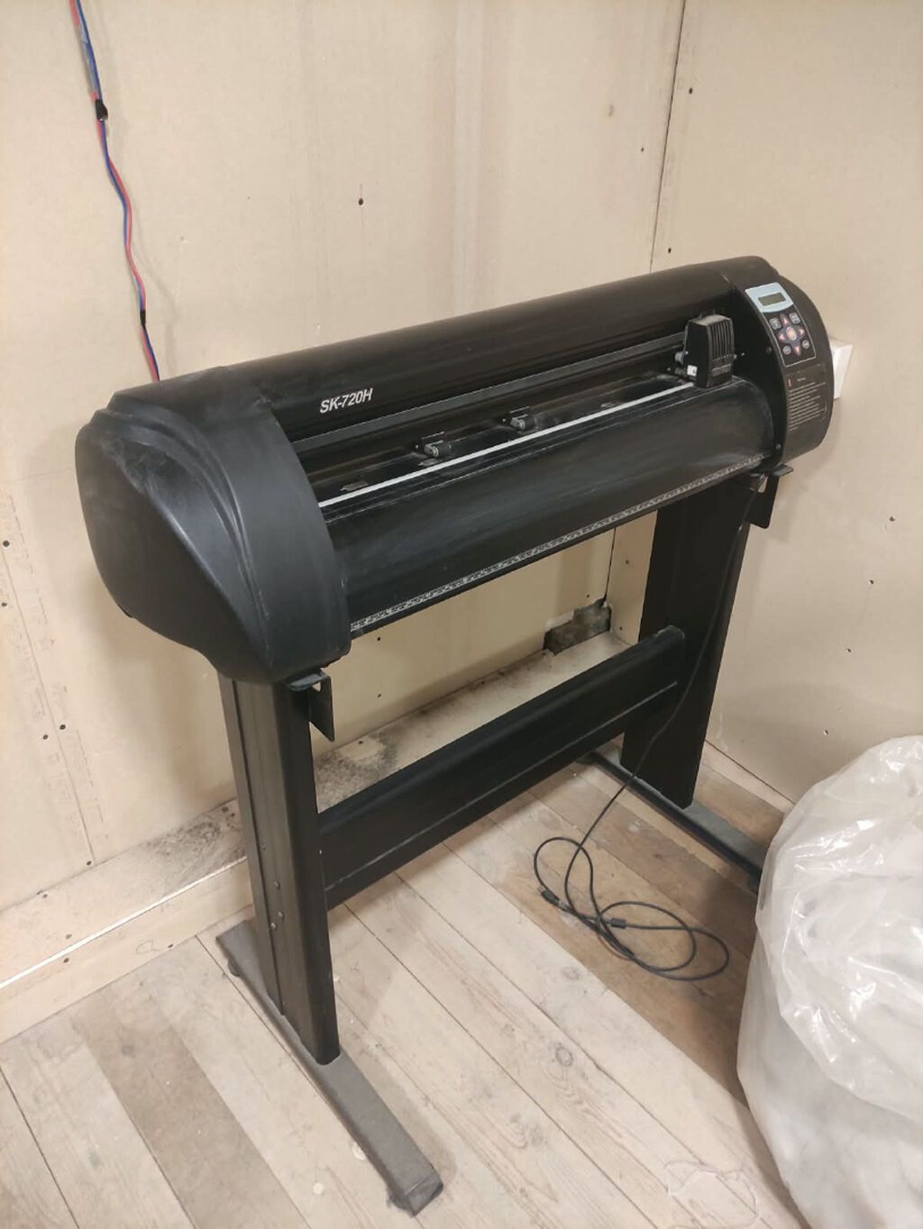 Plotter kəsim aparatı. Vinil, fleks və sair materialları kəsir. Az — Mallar, Bakı (2)