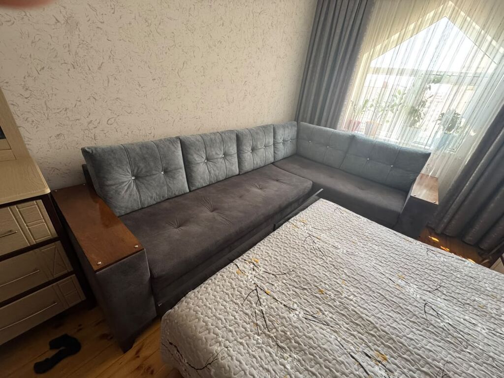 Künc divan – yumşaq parça üzlü, tünd boz rəngdə. Xüsusiyyətlər — Mebel, Bakı (2)