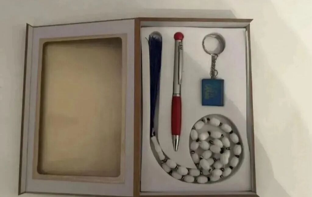 Hədiyyə dəsti – qələm, təsbeh, kitabçə/dua toplusu üçün ipli nişanlıq — Mallar, Bakı (2)