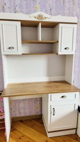 Təsvir: - Klassik üslublu iş/oxu masası üst dolablı model. - Rəng: ağ — Mebel