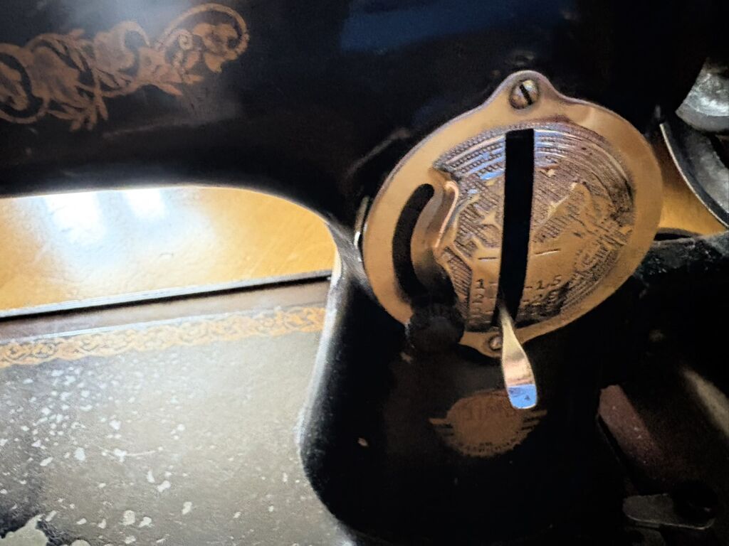 Klassik mexaniki tikiş maşını satılır. Qara metal gövdəyə malikdir və — Mallar, Bakı (5)