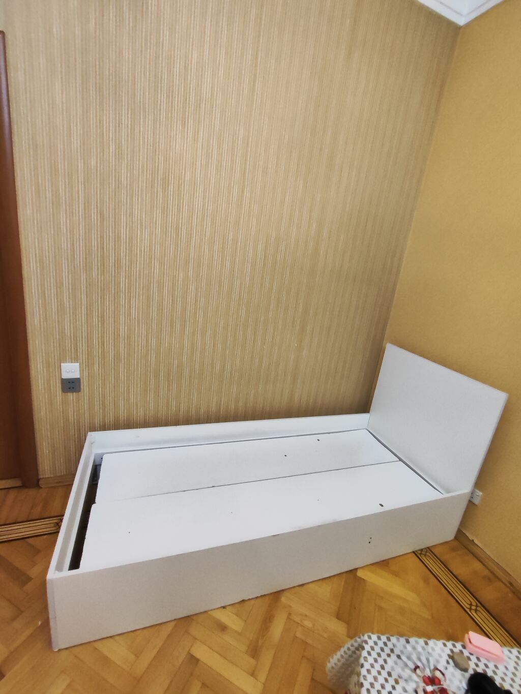 Ağ rəngdə tək nəfərlik çarpayı karkası - Ölçü: təxmini tək nəfərlik — Mebel, Bakı (3)