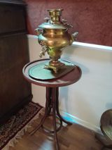 Antik üslubda samovar təqdim 5ıt olunur. Korpus klassik formadadır və — Ürünler