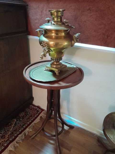 Antik üslubda samovar təqdim 5ıt olunur. Korpus klassik formadadır və — Qobu