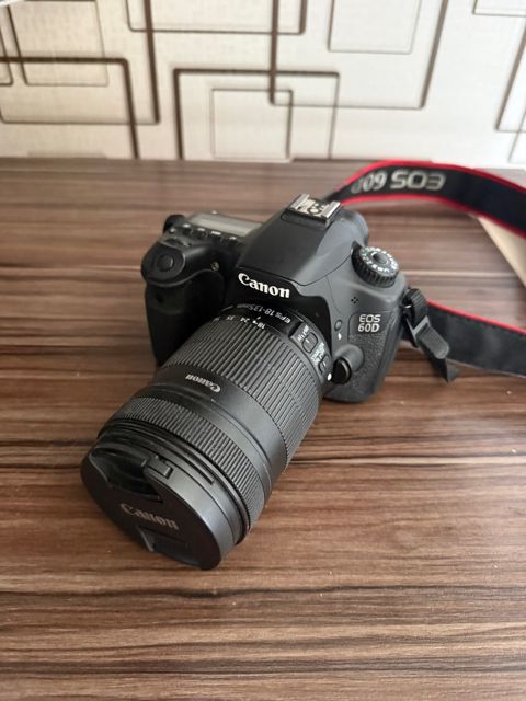 Fotoaparat Canon EOS 60D + EF-S 18-55mm