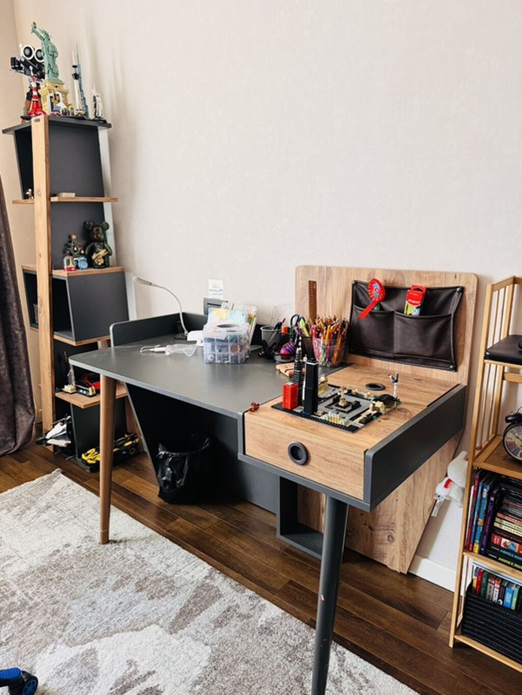 Lajivert uşaq/gənc otağı üçün mebel dəsti Tərkibi: - Geniş iş masası — Mebel, Bakı (2)