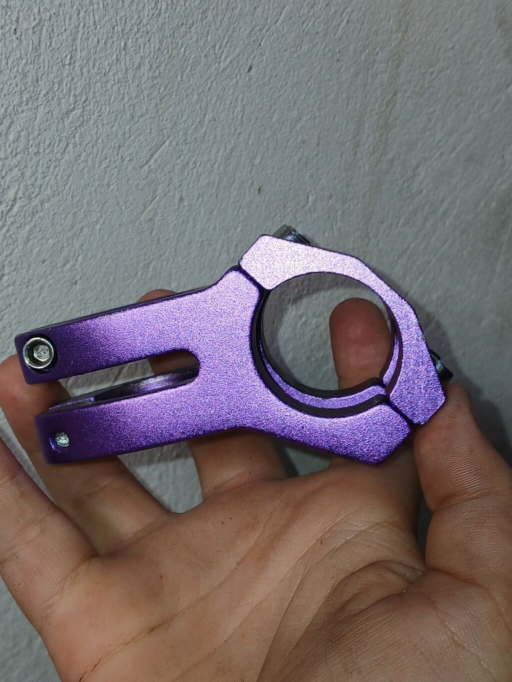 Velosiped üçün sükan boğazı (stem), bənövşəyi rəngdə. Alüminium — Mallar, Bakı (2)
