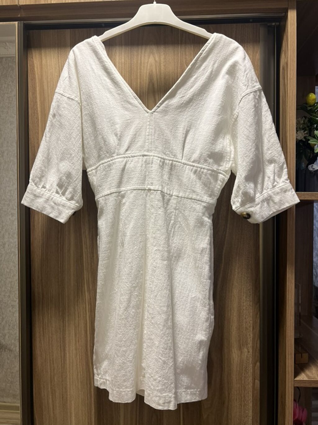 Ağ rəngli qadın paltarı - Stil: Dizüstü uzunluqda, V-şəkilli dərin — Şəxsi əşyalar, Bakı