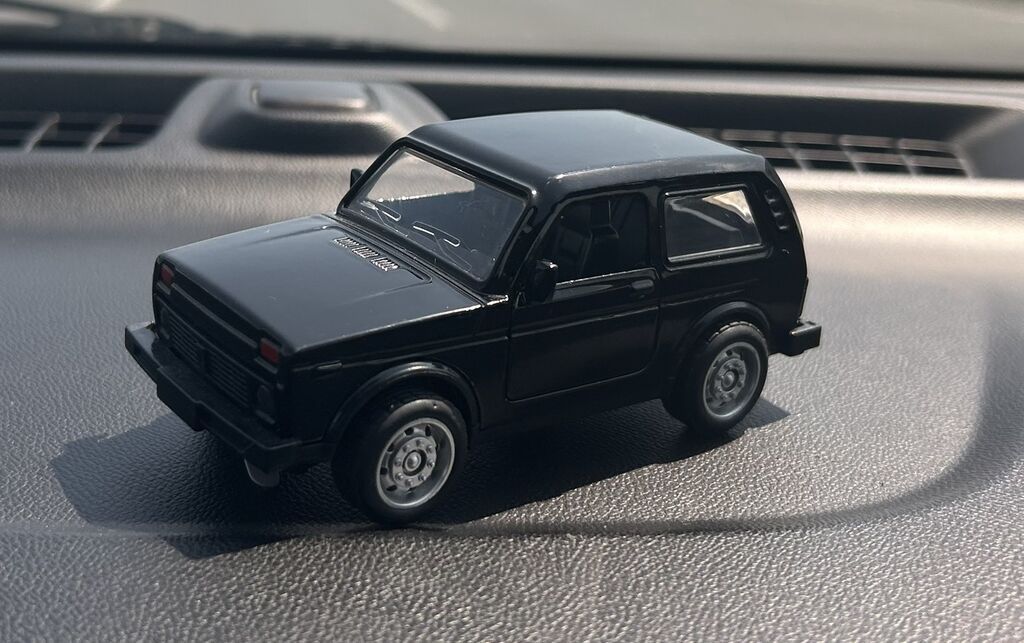 Qara rəngli miniatura off-road avtomobil modeli - Korpus: metal və — Mallar, Bakı (2)