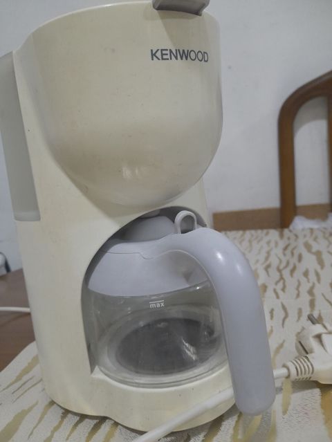 Kenwood damcı tipli qəhvəbişirən. Kompakt ölçülü mətbəx cihazıdır və