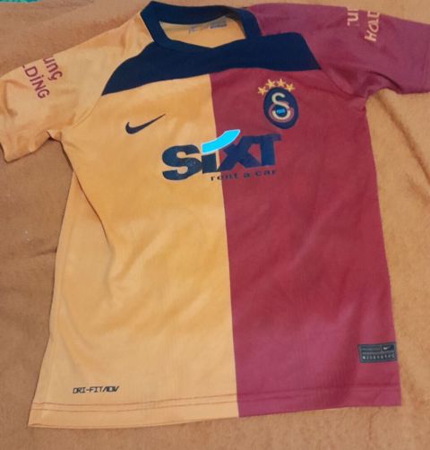 Galatasaray futbol forması, qısaqol dizaynda. Ön hissədə klubun — Bakı