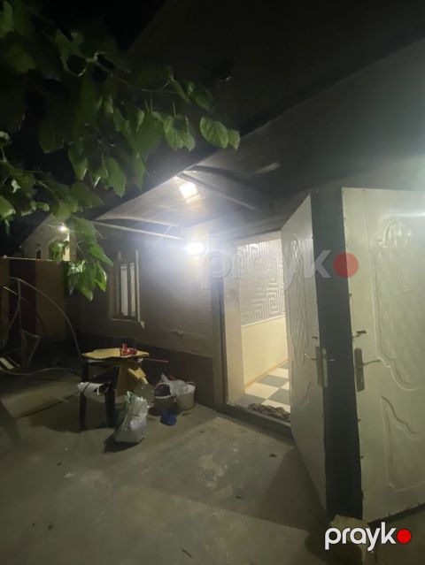 Geniş həyəti və ayrıca girişli otaqlar təqdim olunur. Xüsusiyyətlər
