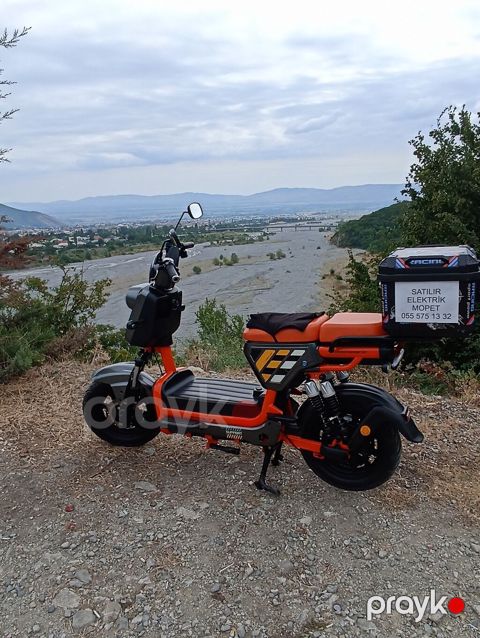 Elektrikli moped satılır. Şəkillərdə görünən model parlaq