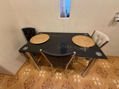 Masa 4 eded stul. 2 ag,2 qara reng. 130₼. Ünvan Xətai mt.(100007) Mehi — Bakı