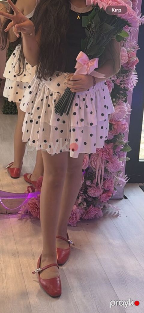 Ağ-qara noxud naxışlı, çoxqatlı fırfırlı ətək. Qısa modeldir və — Bakı