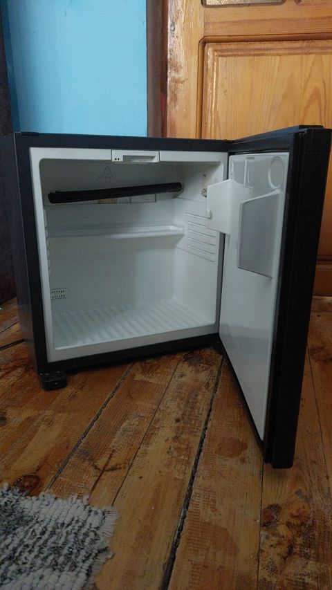 Dometic mini soyuducu - Brend/model: Dometic (ön paneldə loqo) - Tip — Güzdək