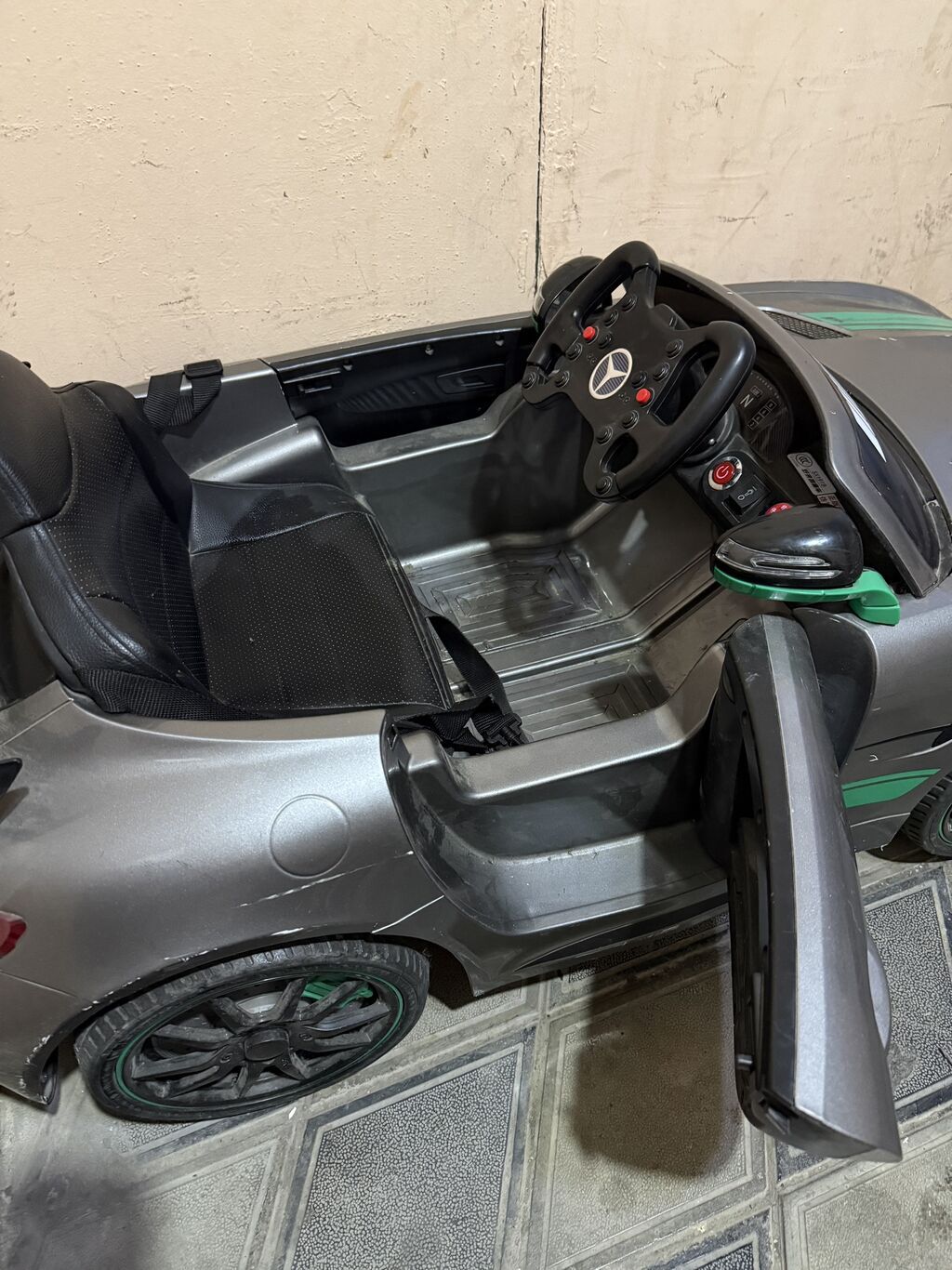 İşləmir. Uşaq üçün elektrikli minik maşını, Mercedes-AMG üslubunda — Mallar, Bakı (3)