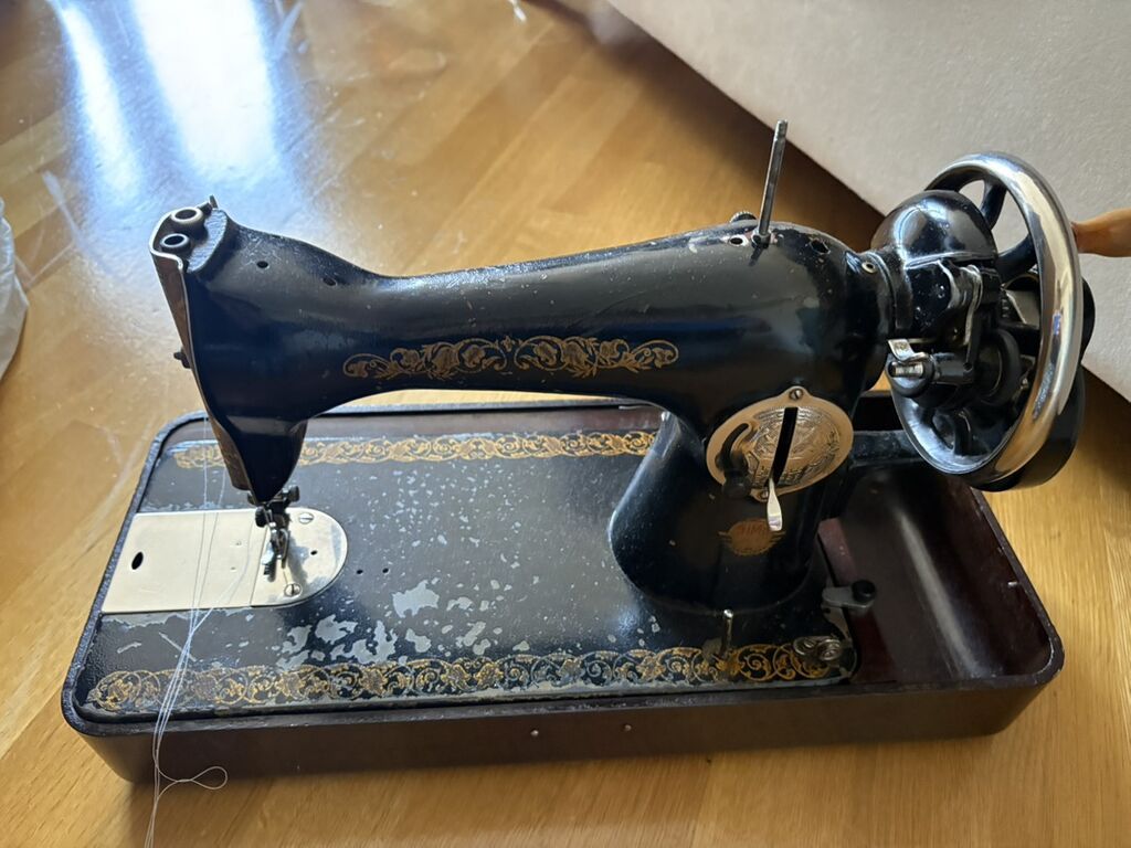 Klassik mexaniki tikiş maşını satılır. Qara metal gövdəyə malikdir və — Mallar, Bakı (4)