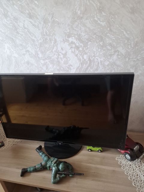 Samsung LED televizor - Ekran diaqonalı: təxminən 32" (80 sm) - Ekran — Saray