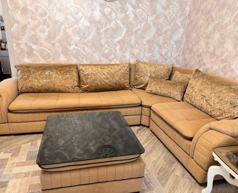 Künc divan dəsti - Model: L‑şəkilli künc divan + puf/çay masası — Bakı