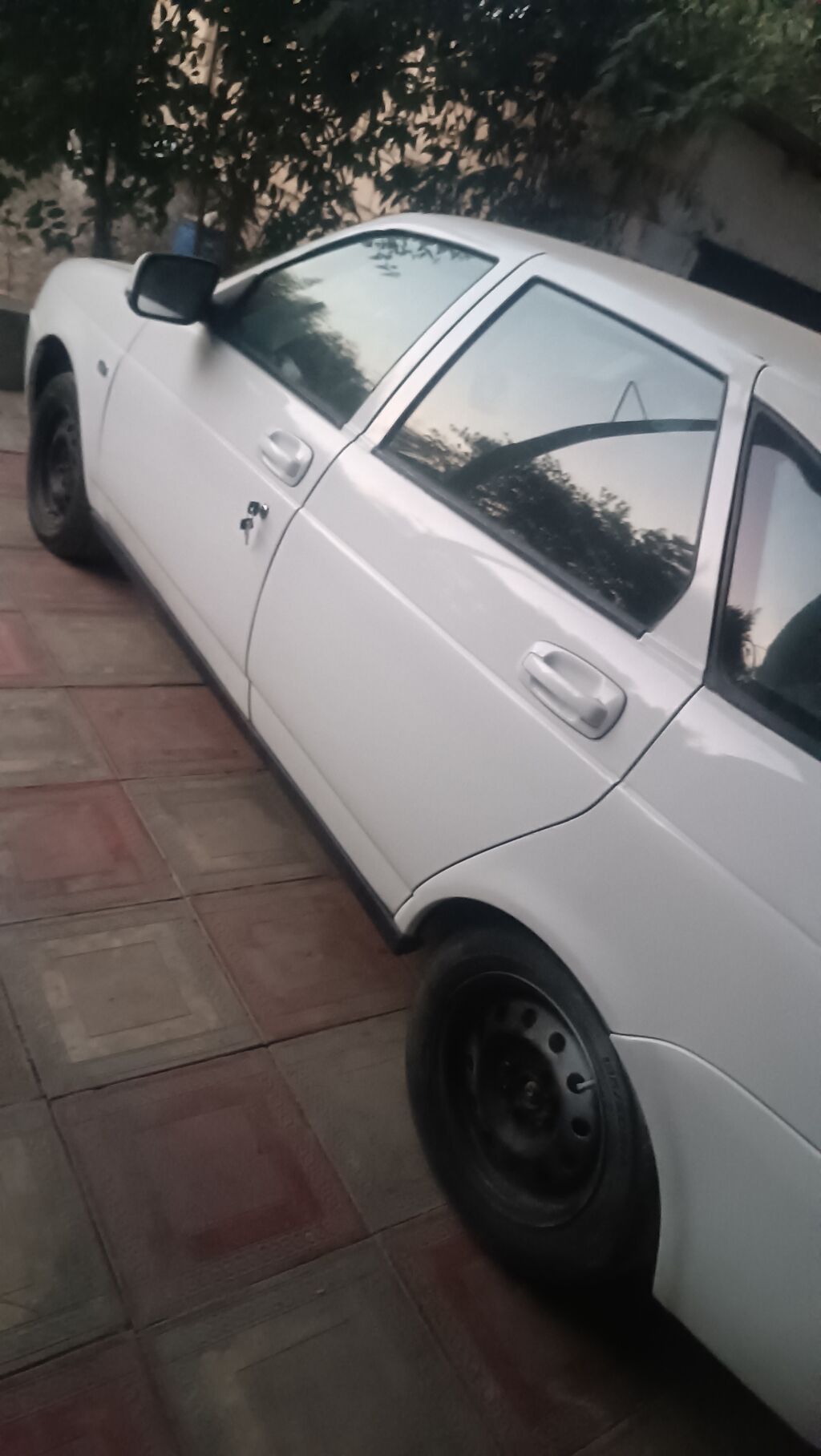Ağ rəngli 4 qapılı sedan/hb (Lada Priora tipli). - Kuzov: ağ, arxa və — Avto, Cəlilabad