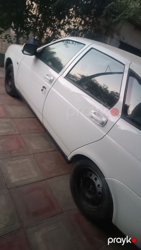 Ağ rəngli 4 qapılı sedan/hb (Lada Priora tipli). - Kuzov: ağ, arxa və