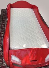 Uşaq üçün maşın formalı çarpayı Matras uzerinde verilir — Mebel