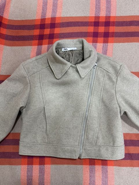 Zara qısa kəsimli qadın jaketi - Rəng: bej (melanj effekti) - Model — Bakı
