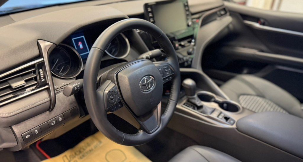 Toyota Camry, 2.5 L, 1.6 kWh, 2023 il, 30 000 km — Avtomobillər, Bakı (7)