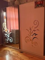 Sürgülü qapılı şkaf - Ölçü: təxmini eni 2,0–2,2 m, hündürlük 2,1–2,3 — Mebel
